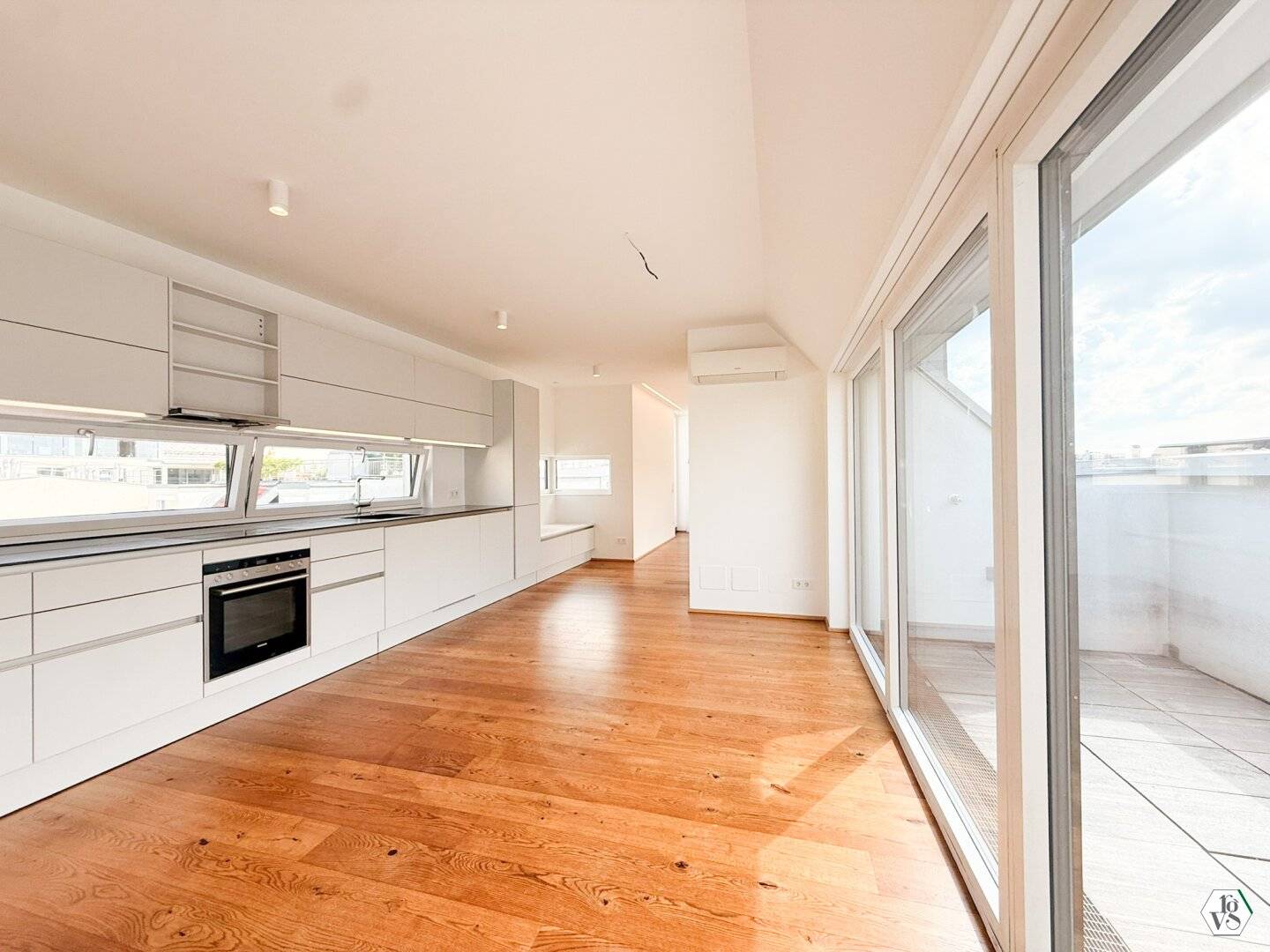 Dachgeschosswohnung with two terraces and city view