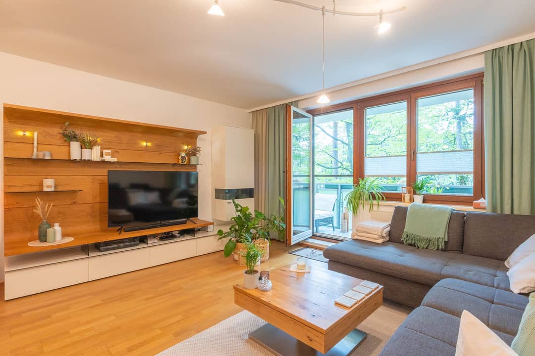 Wohnzimmer mit Zugang zur Loggia