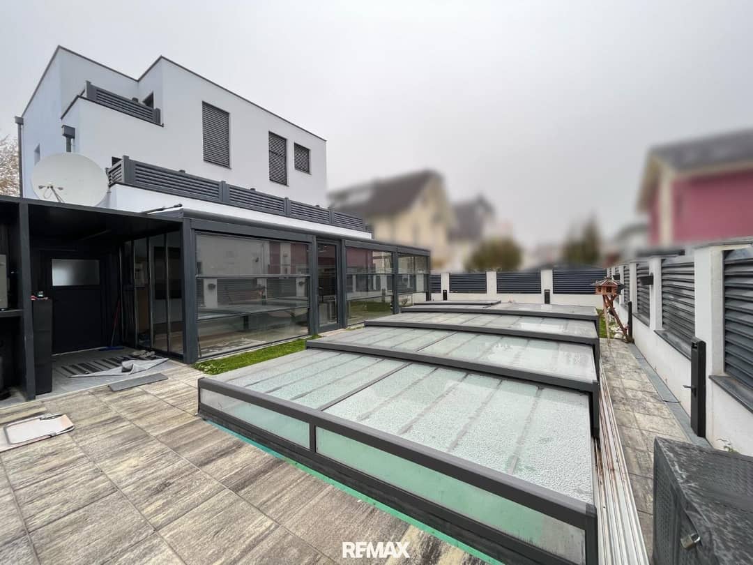 Moderner Wohntraum mit Wintergarten und Pool