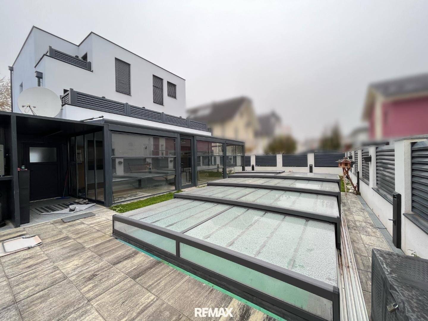 Moderner Wohntraum mit Wintergarten und Pool