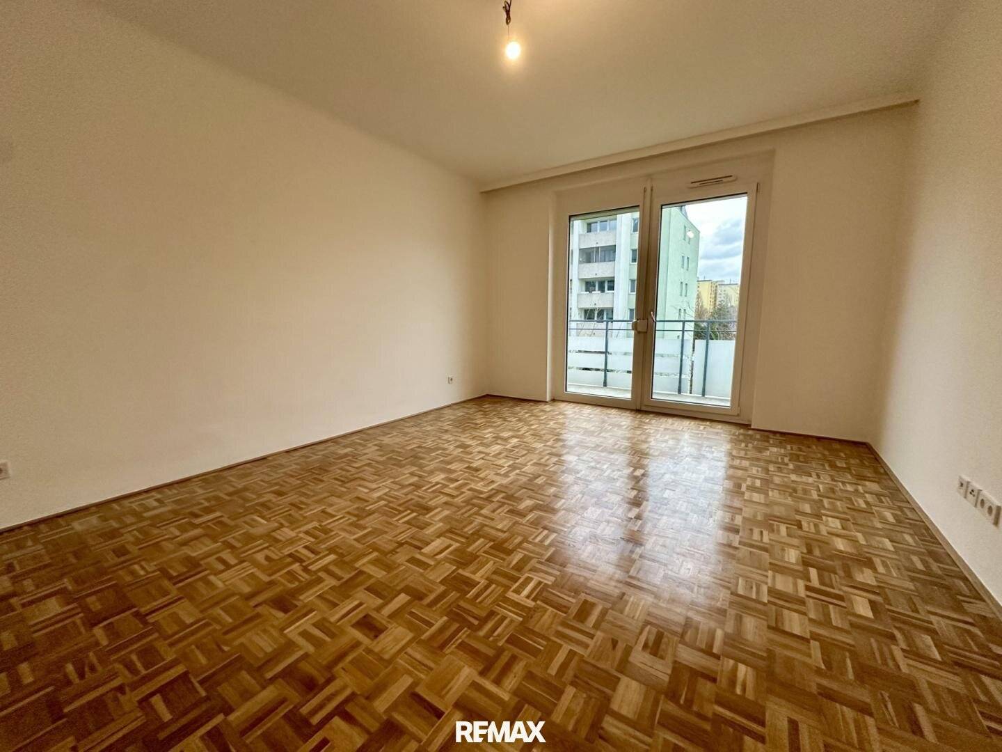Apartment with loggia and view of greenery