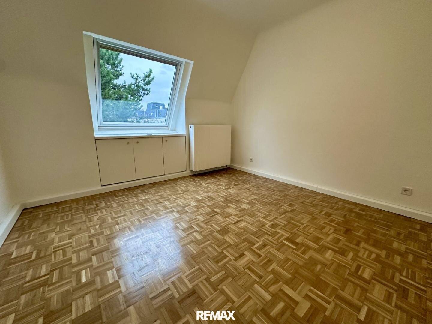 Apartment with loggia and view of greenery