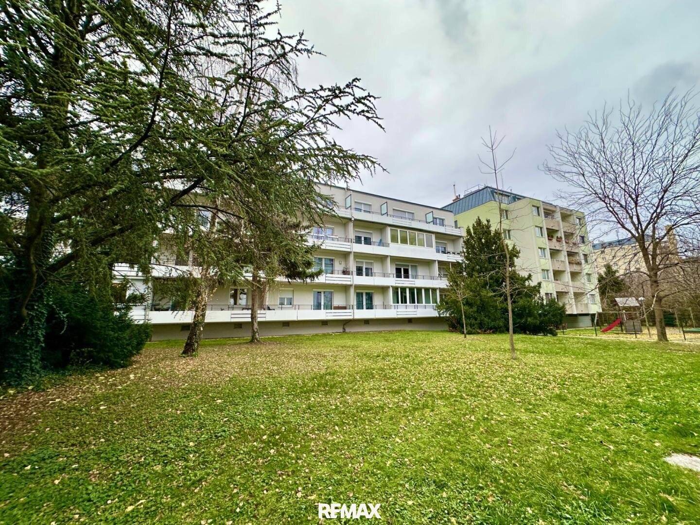 Apartment with loggia and view of greenery