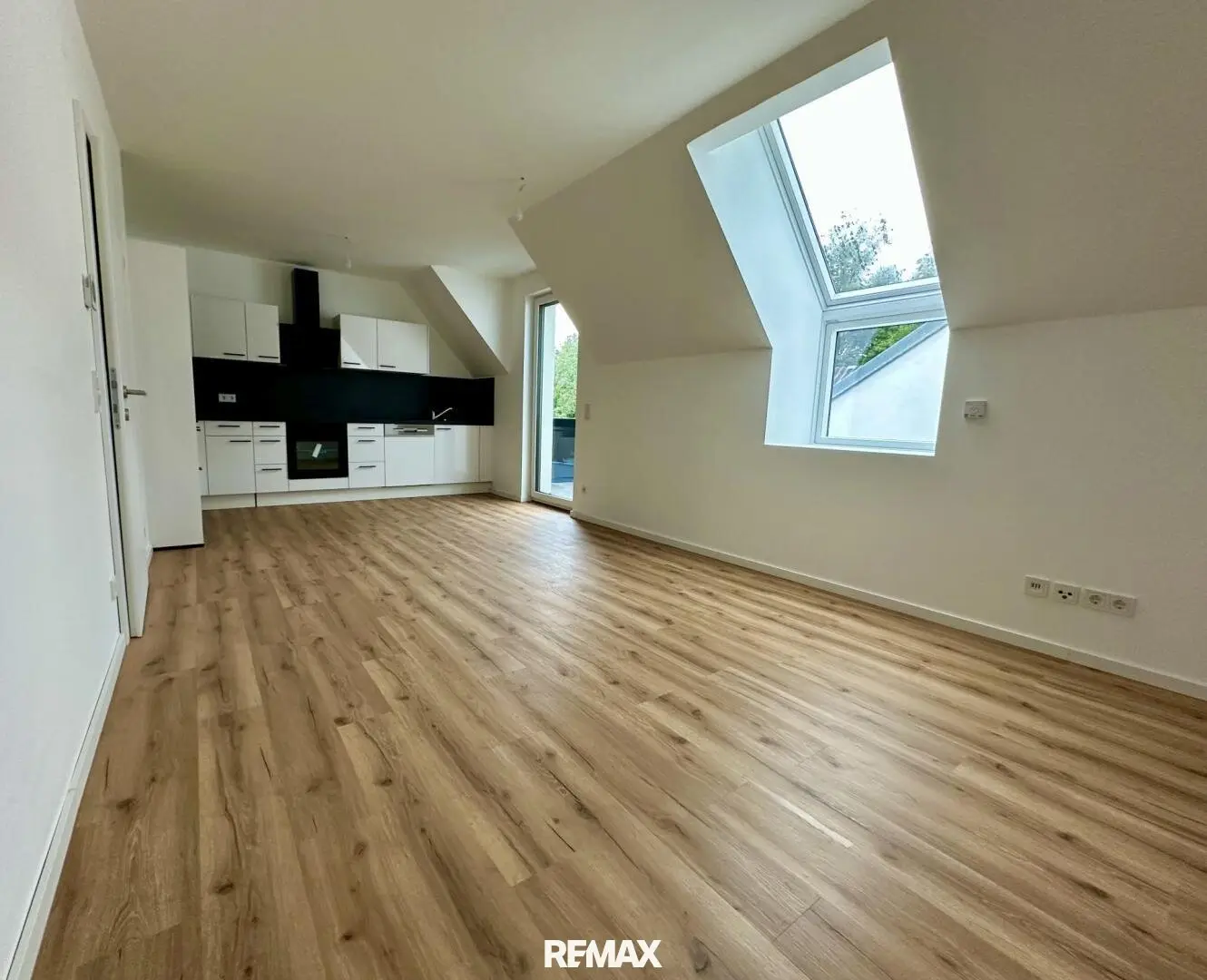 Anlegerwohnung near center with balcony