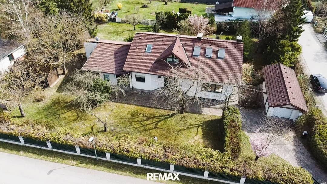 Großzügige Liegenschaft | attraktives Einfamilienhaus mit Galerie|1.706 m² Grundstück | 2 Garagen!