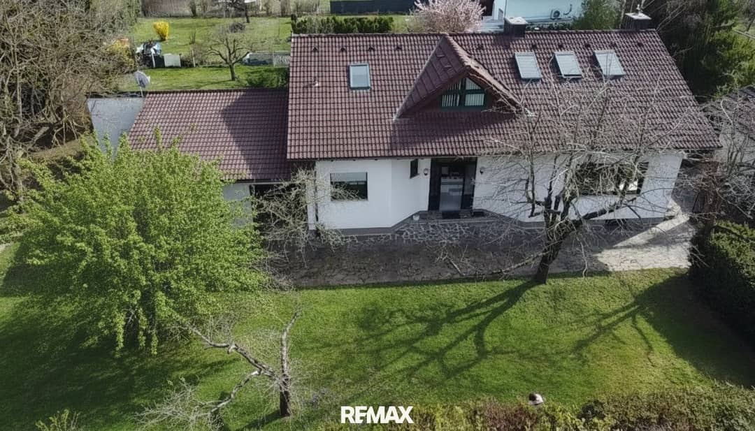 Großzügige Liegenschaft | attraktives Einfamilienhaus mit Galerie|1.706 m² Grundstück  |  2 Garagen!