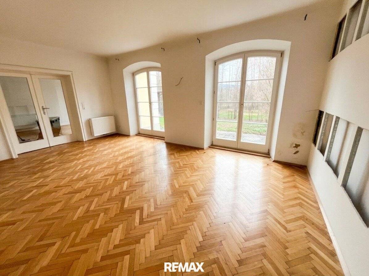 House 7/Top1 Living and enjoying Stylish semi detached house with a large garden awaits you