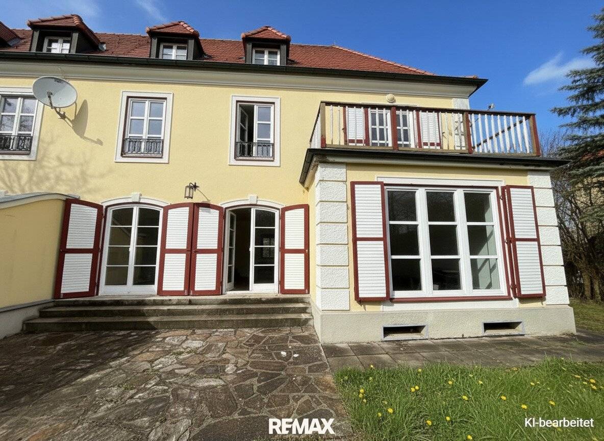 House 7/Top1 Living and enjoying Stylish semi detached house with a large garden awaits you