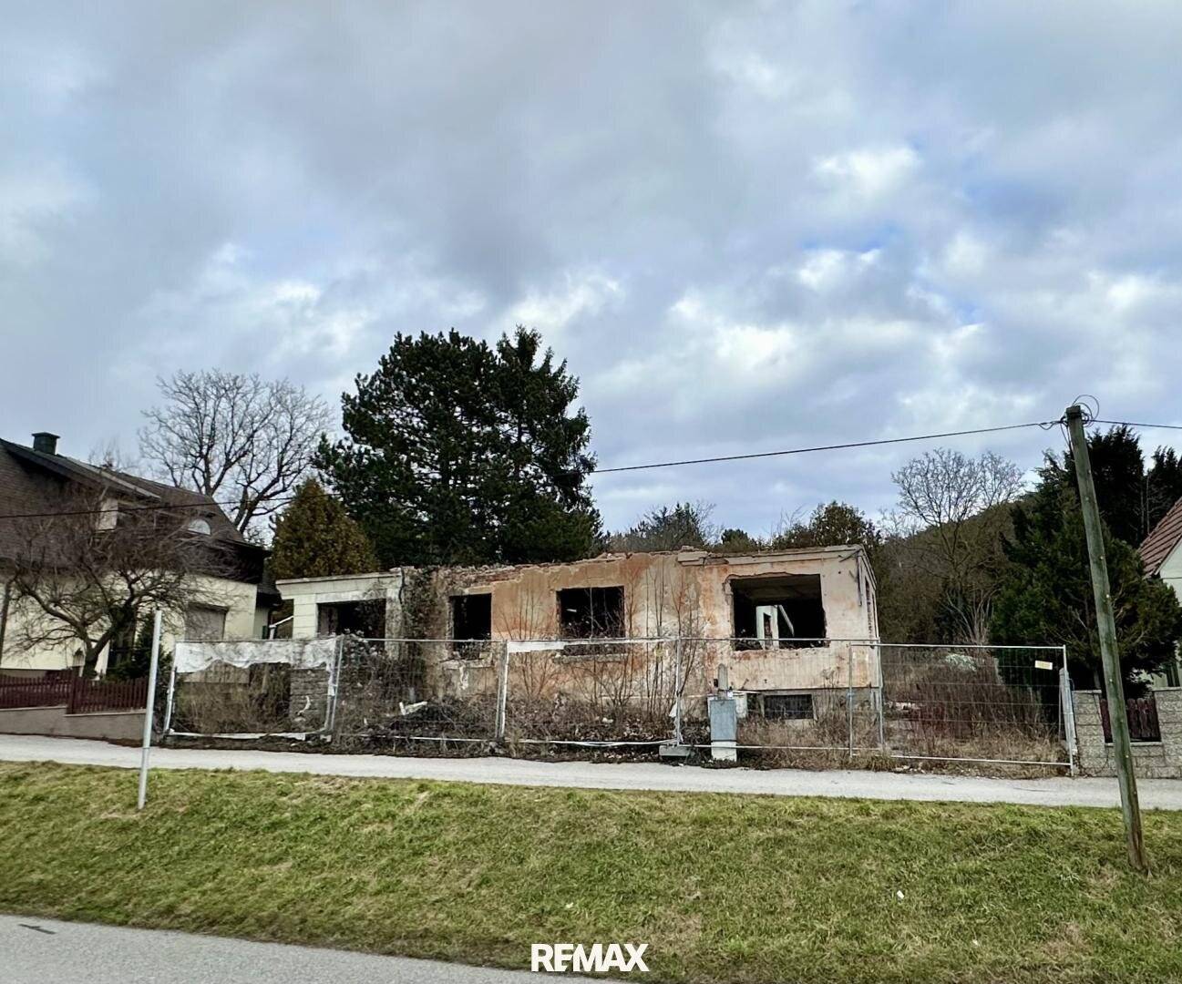 Large 2099 m² Plot Berndorf