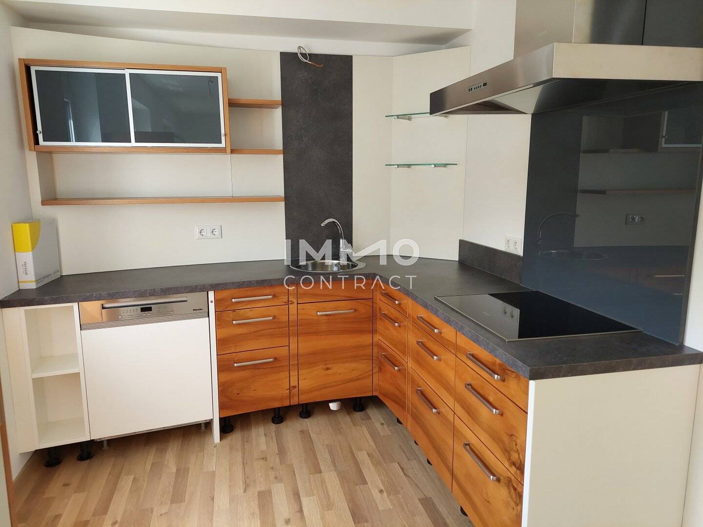 Bright apartment with balcony and parking spaces