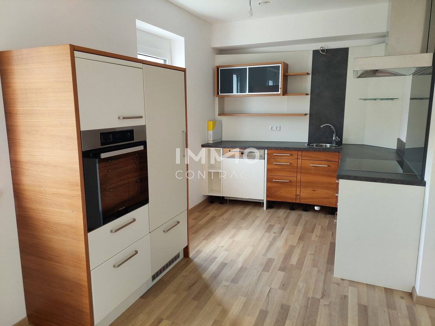 Bright apartment with balcony and parking spaces