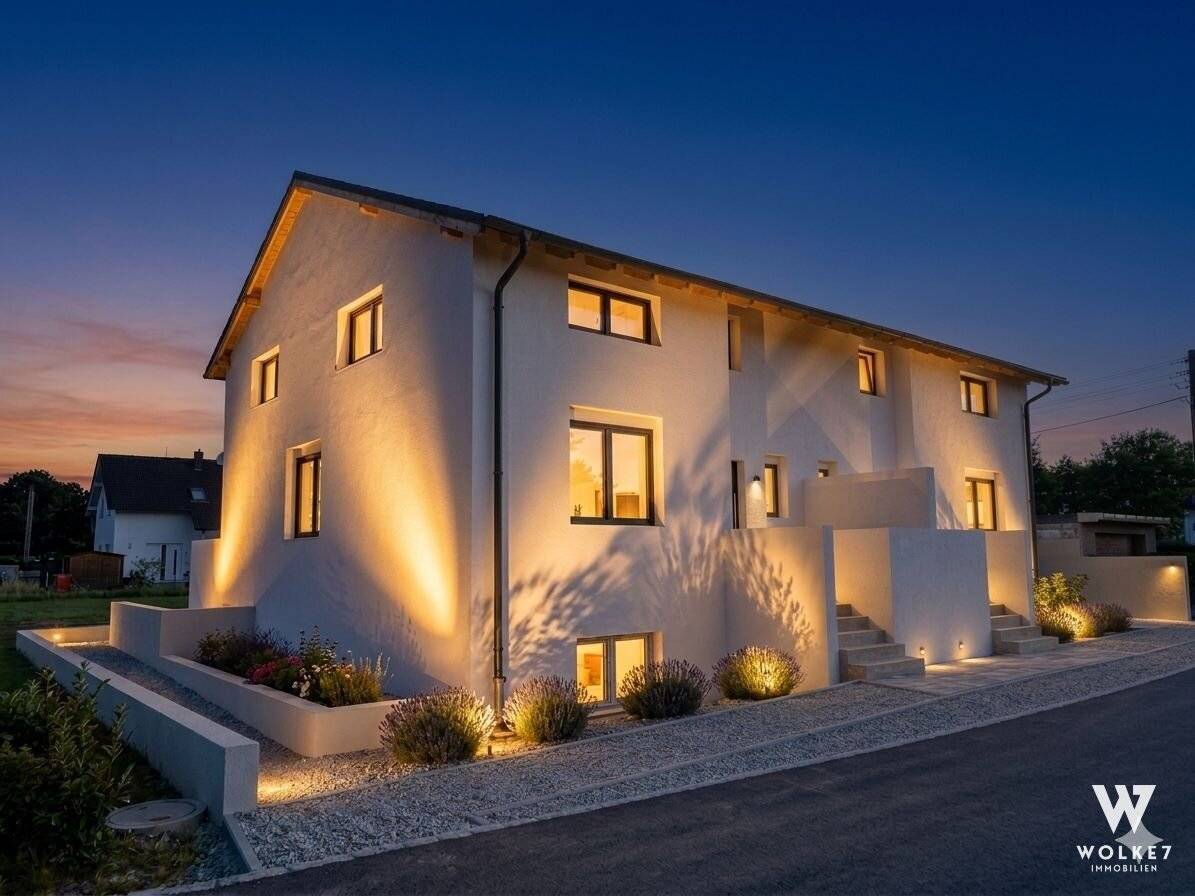 High-quality semi-detached house with about 210 m² of usable space, 5 rooms, basement and garden in a quiet location