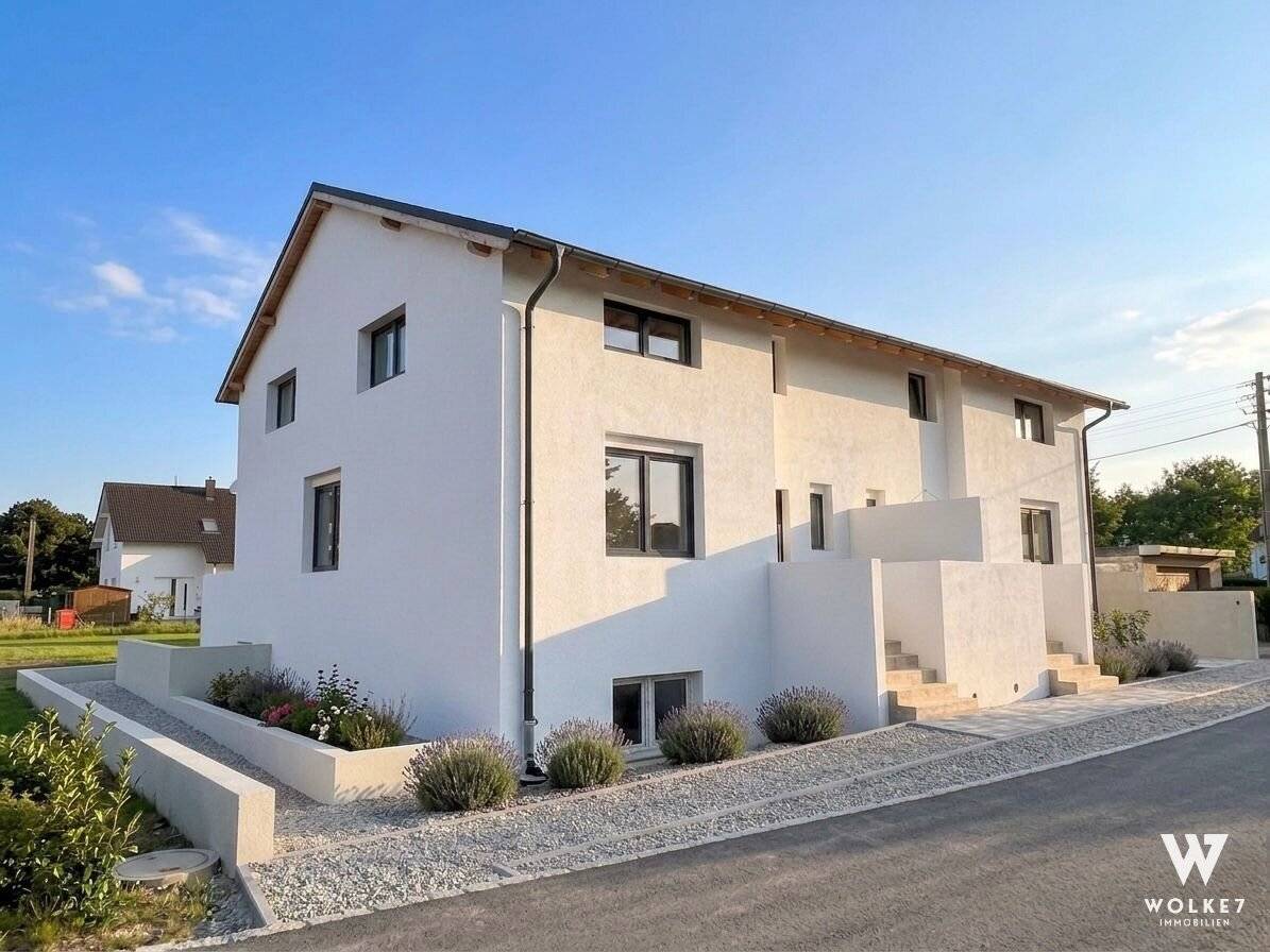 High-quality semi-detached house with about 210 m² of usable space, 5 rooms, basement and garden in a quiet location