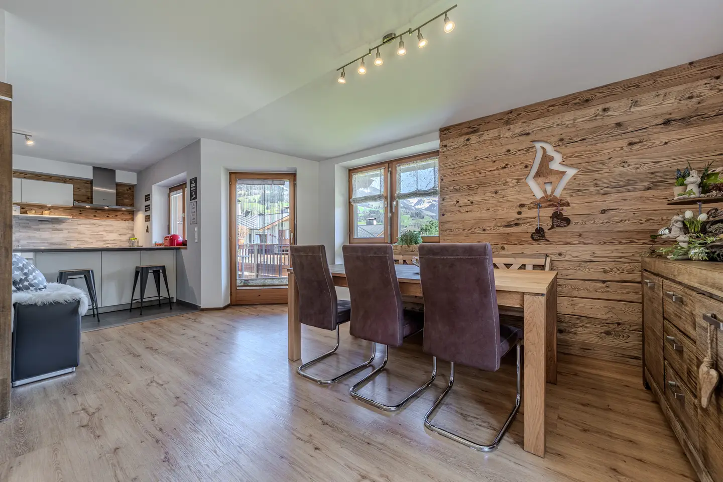 Dachgeschosswohnung mit Terrasse und Bergblick