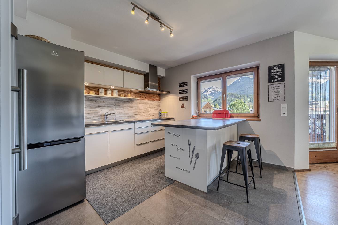 Dachgeschosswohnung mit Terrasse und Bergblick