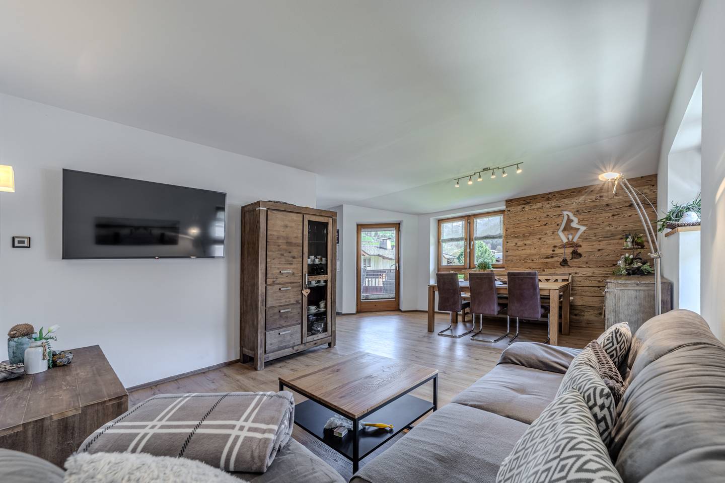 Dachgeschosswohnung mit Terrasse und Bergblick