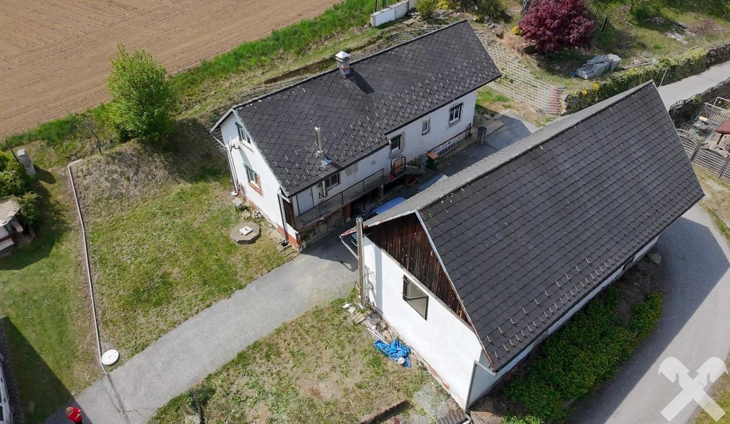 In ruhiger Lage bei Markt Hartmannsdorf Wohnhaus mit großzügigem Nebengebäude