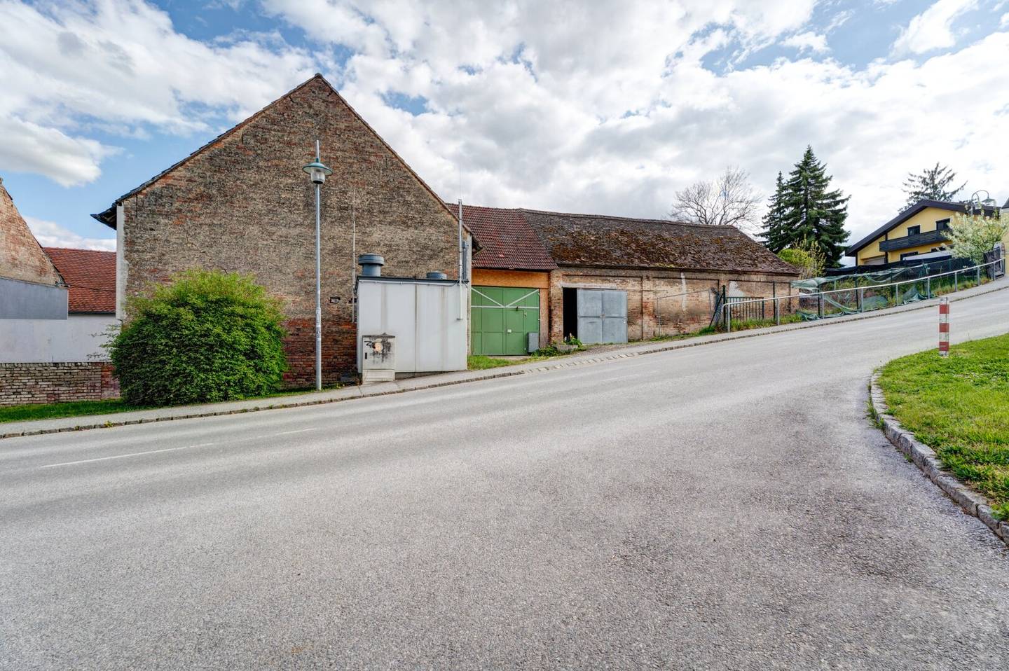 Development Potential Family House with Courtyard and Sheds in Mistelbach
