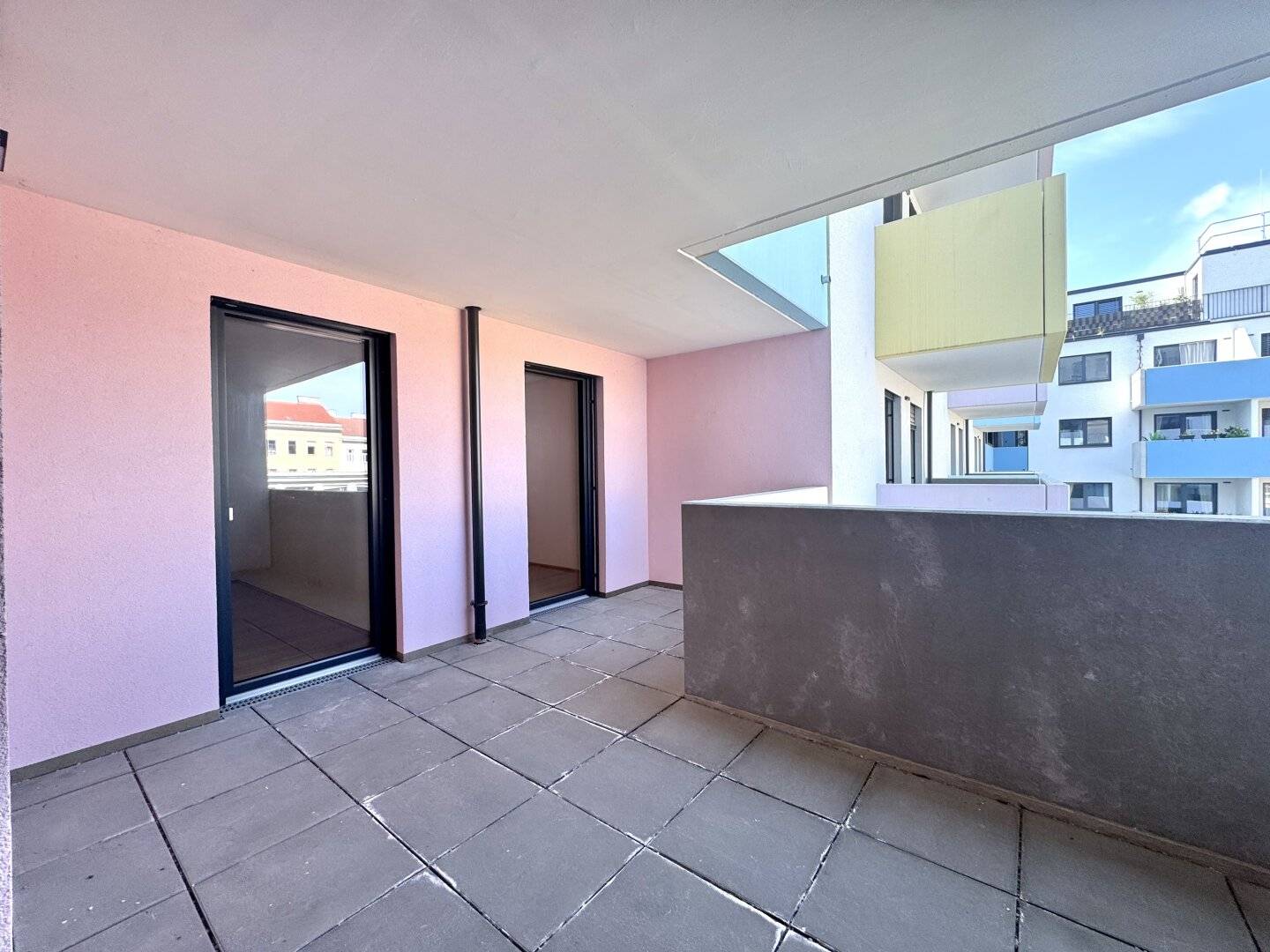 Apartment near Donauinsel with loggia