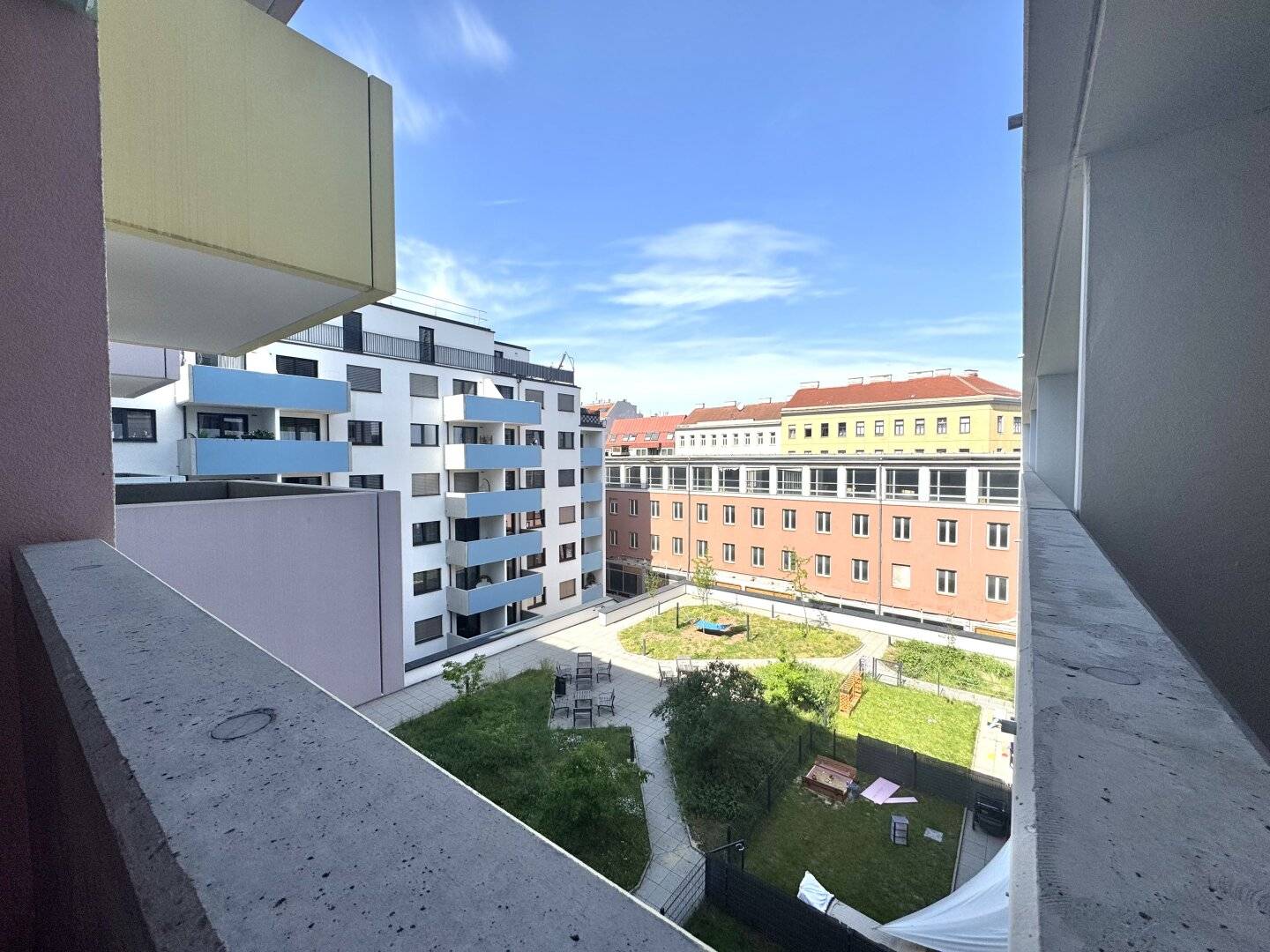 Apartment near Donauinsel with loggia