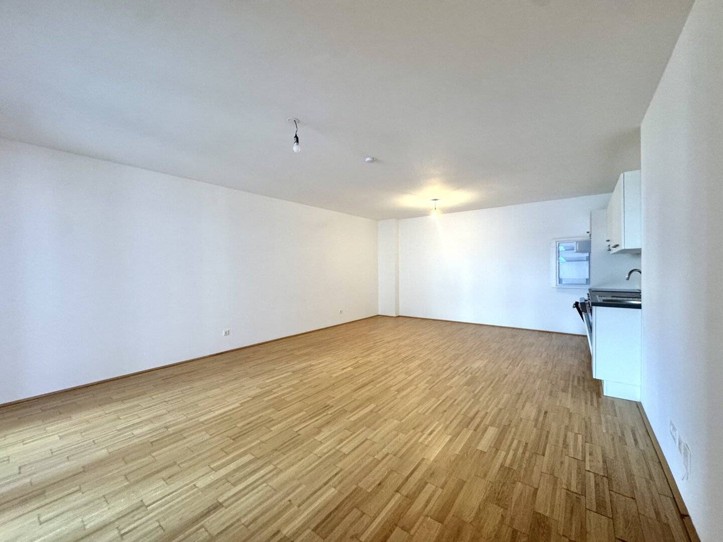 Apartment near Donauinsel with loggia