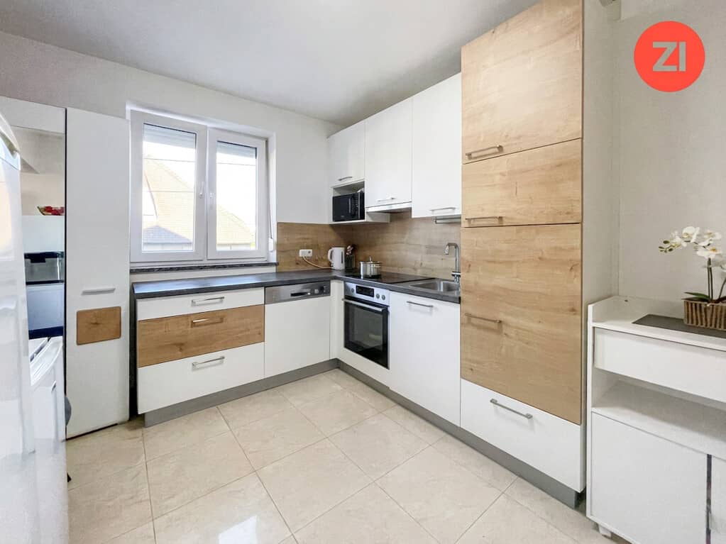 Ground floor apartment with fitted kitchen and parking