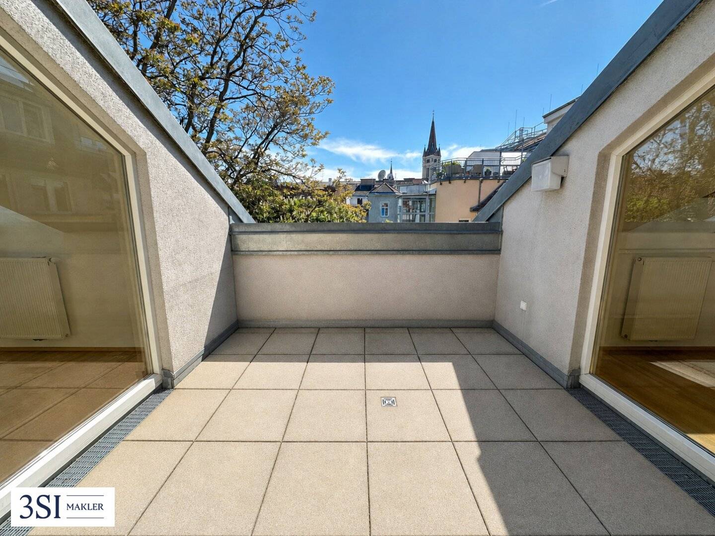 Dachgeschosswohnung mit Terrasse und hohen Räumen
