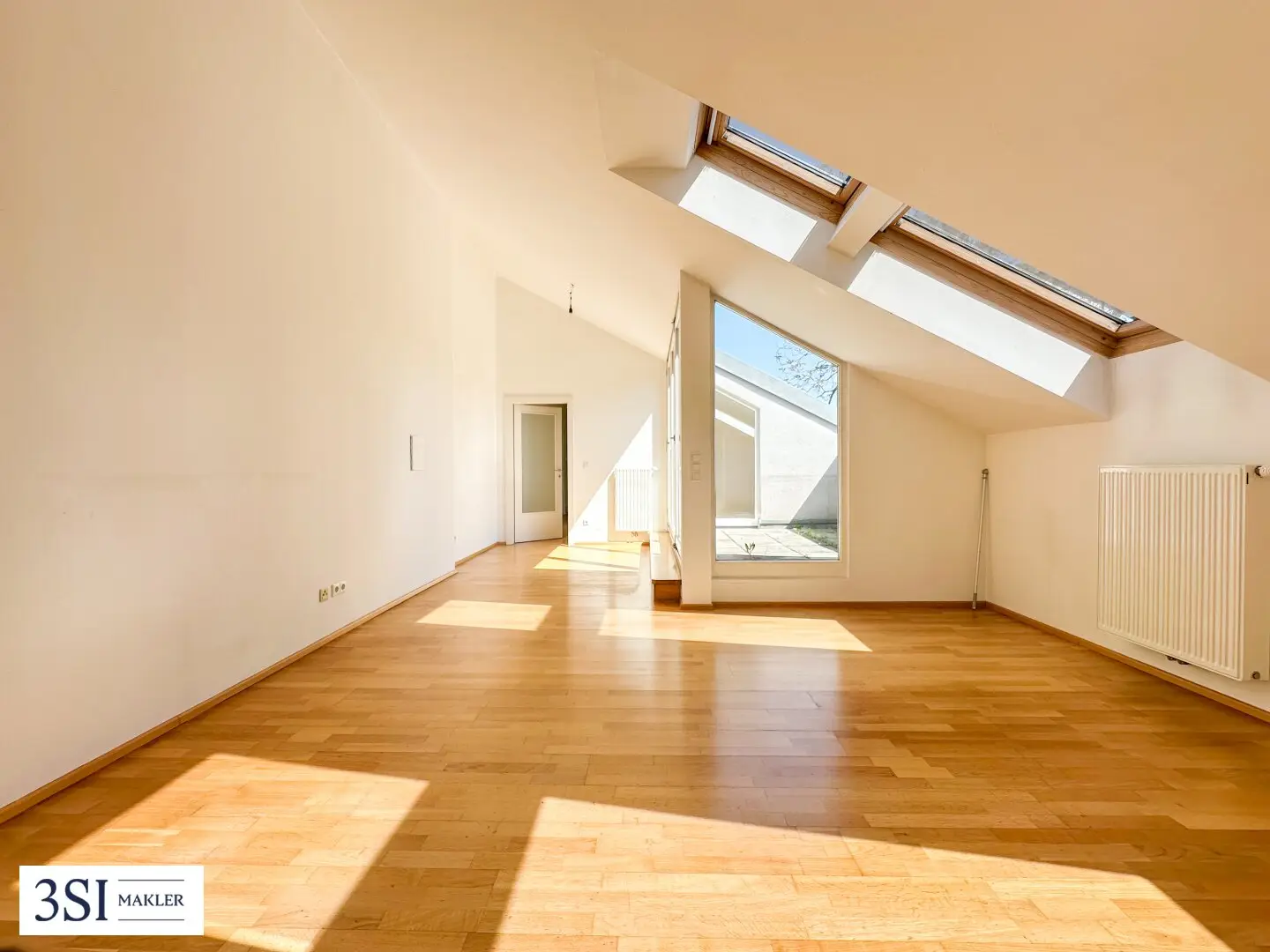 Attic apartment with terrace and high ceilings