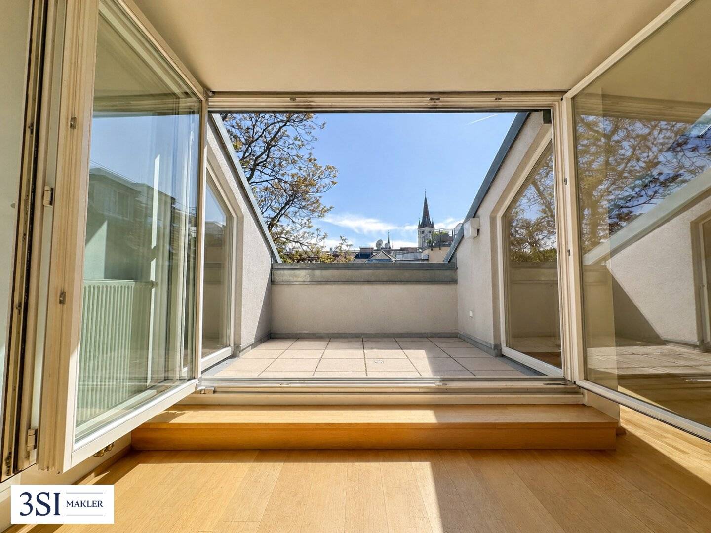 Dachgeschosswohnung mit Terrasse und hohen Räumen