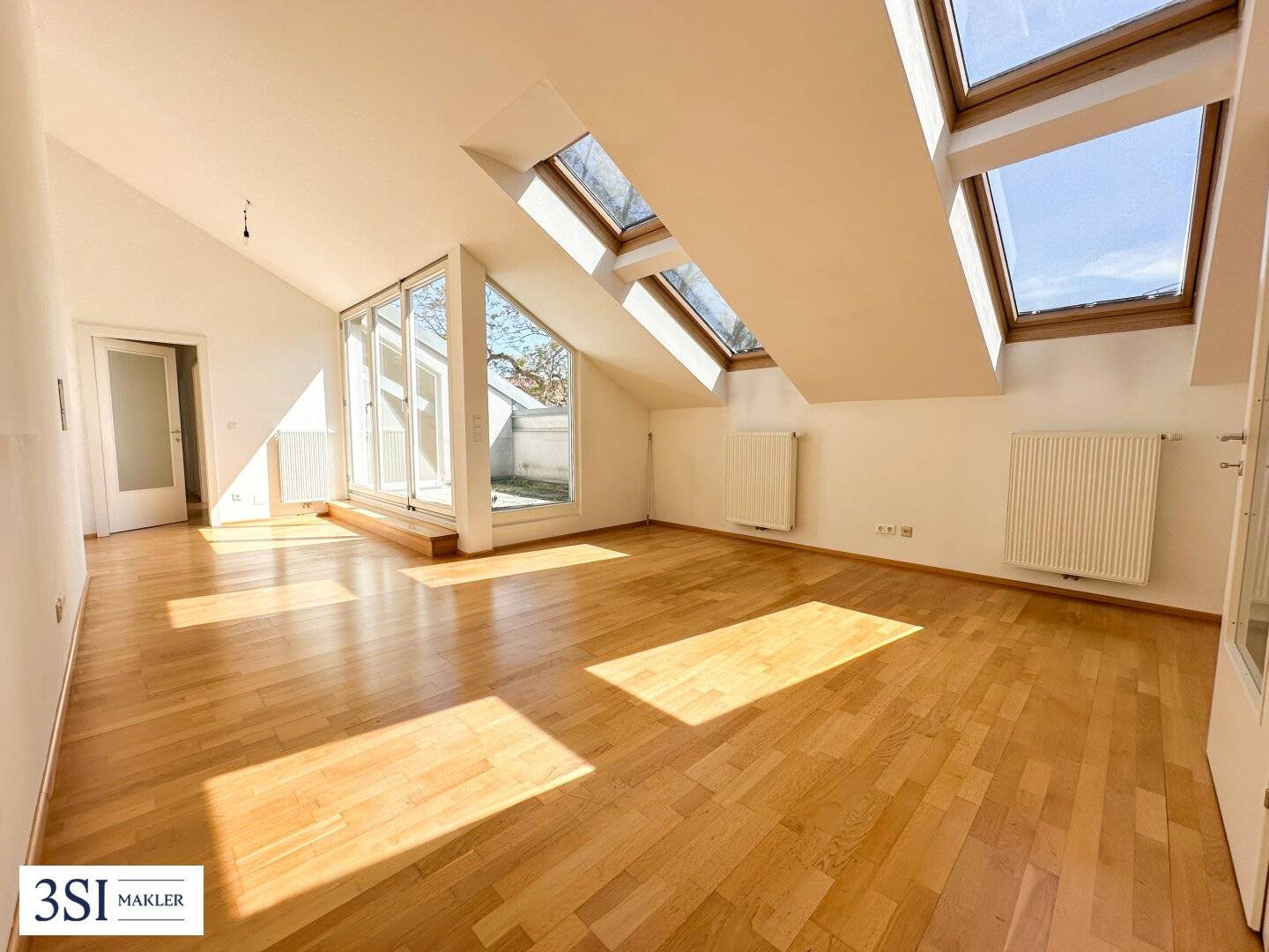 Dachgeschosswohnung mit Terrasse und hohen Räumen