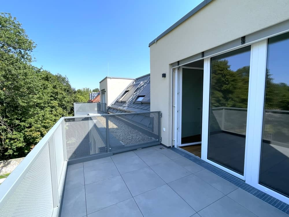 New top floor apartment with balcony