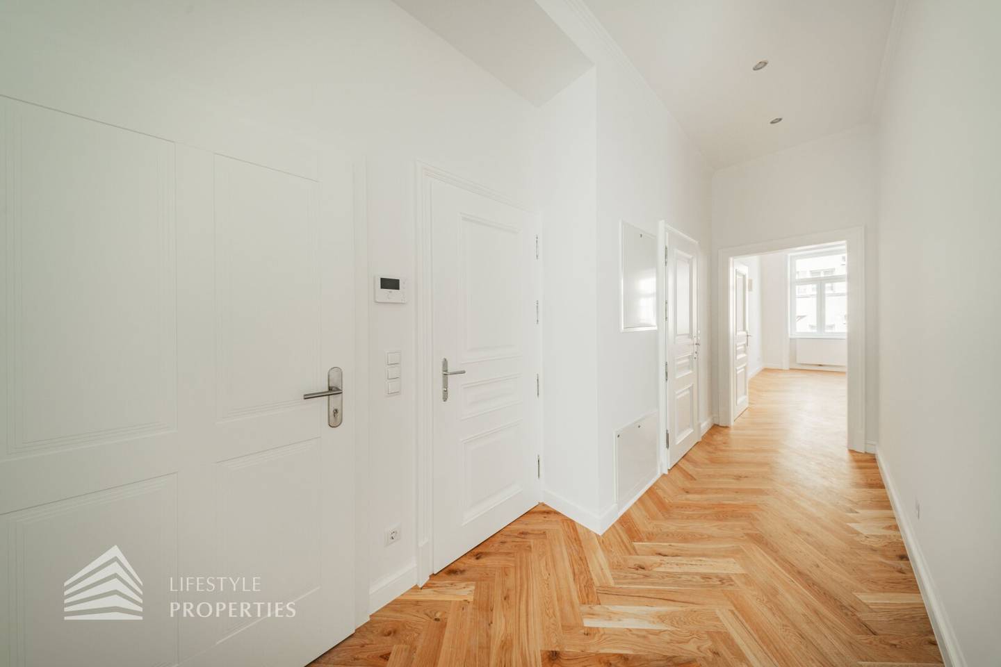Old building apartment with balcony near Alois Drasche Park