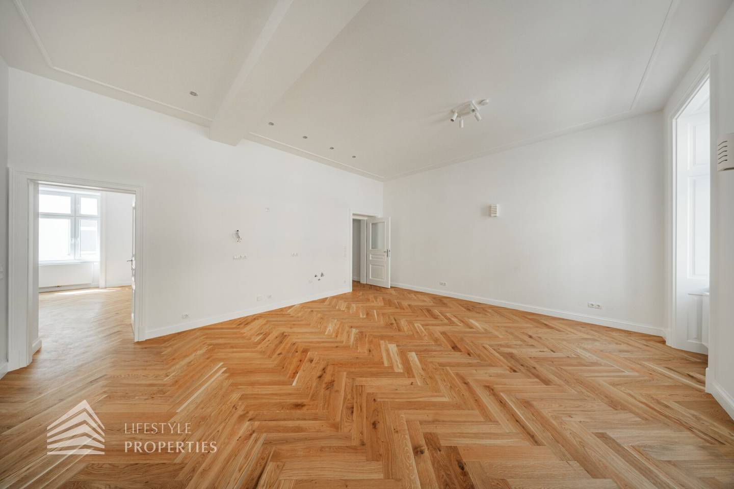 Old building apartment with balcony near Alois Drasche Park
