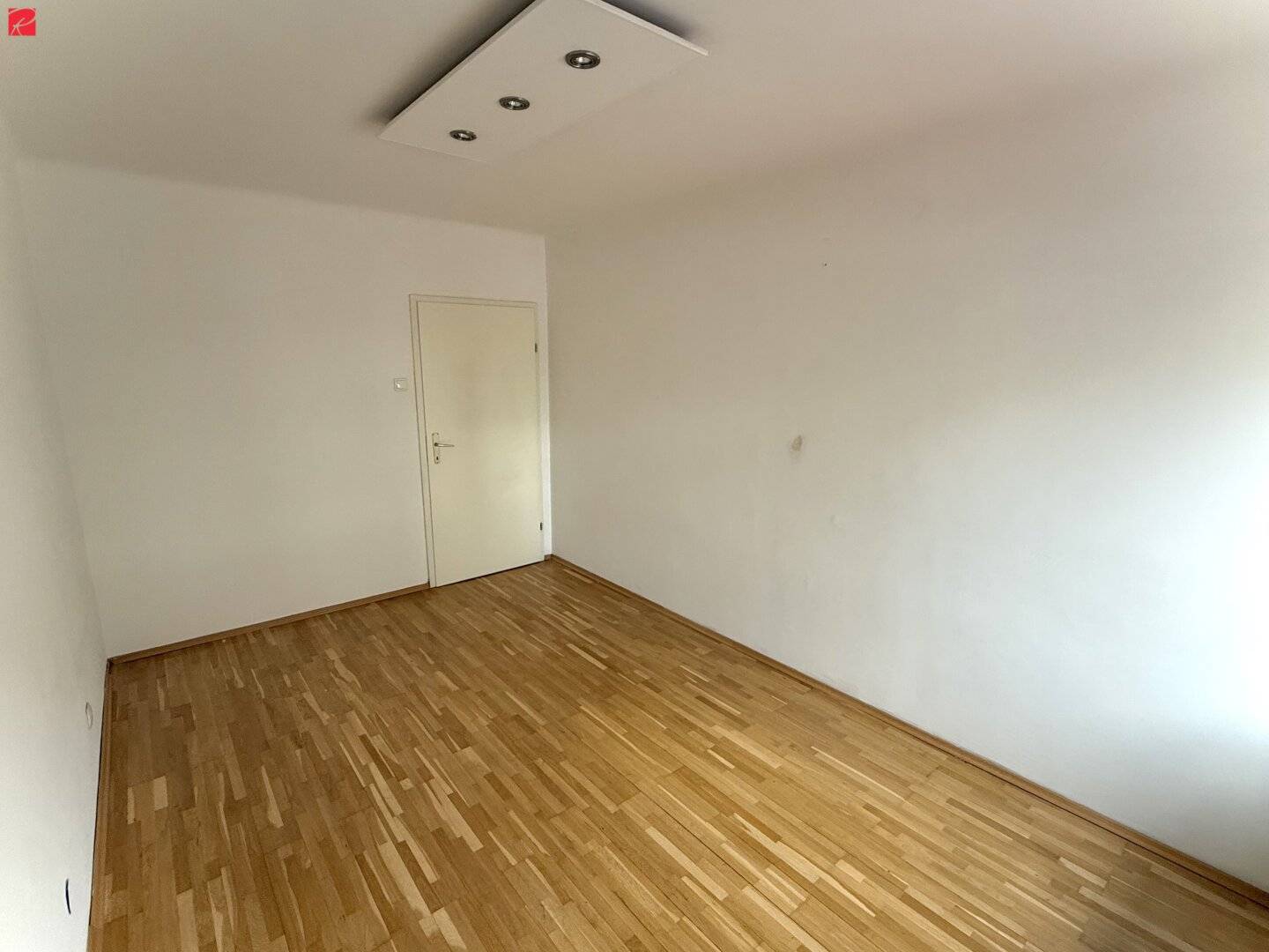 Graz Zentrum: Geräumige 4,5-Zimmer-Wohnung mit Balkon im Erdgeschoss