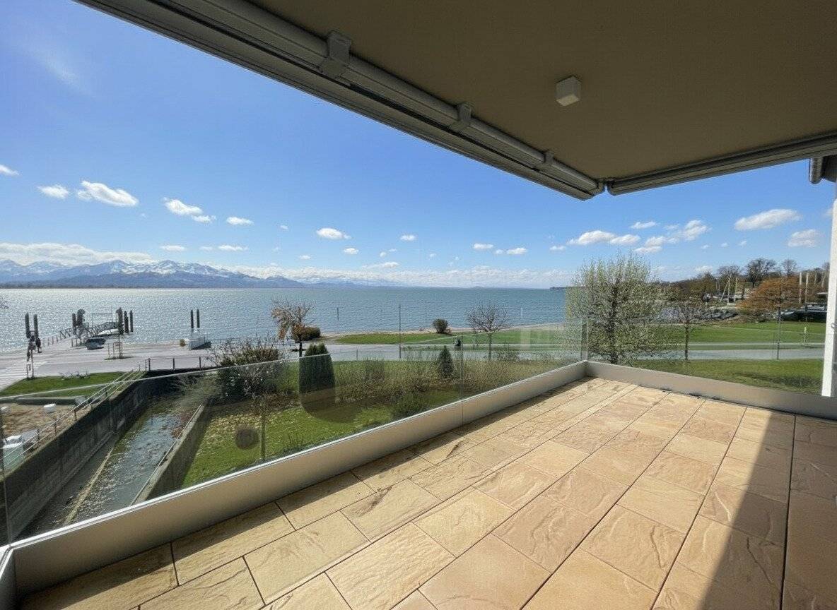 Lake view apartment with two underground parking spaces