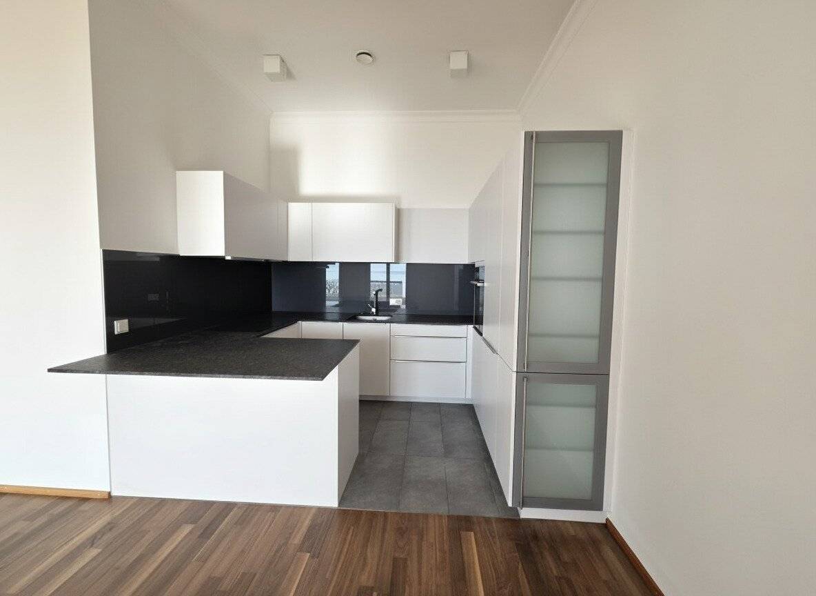 Lake view apartment with two underground parking spaces
