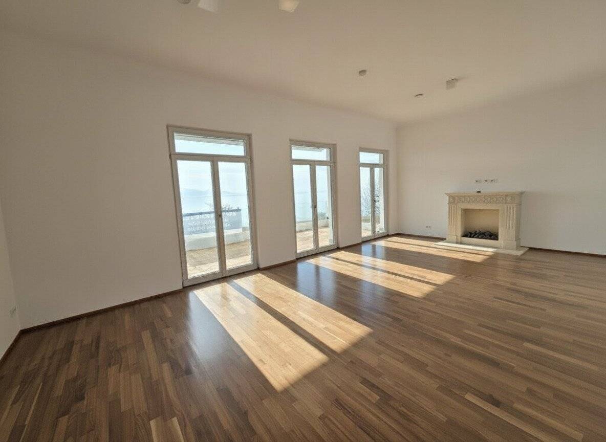Lake view apartment with two underground parking spaces