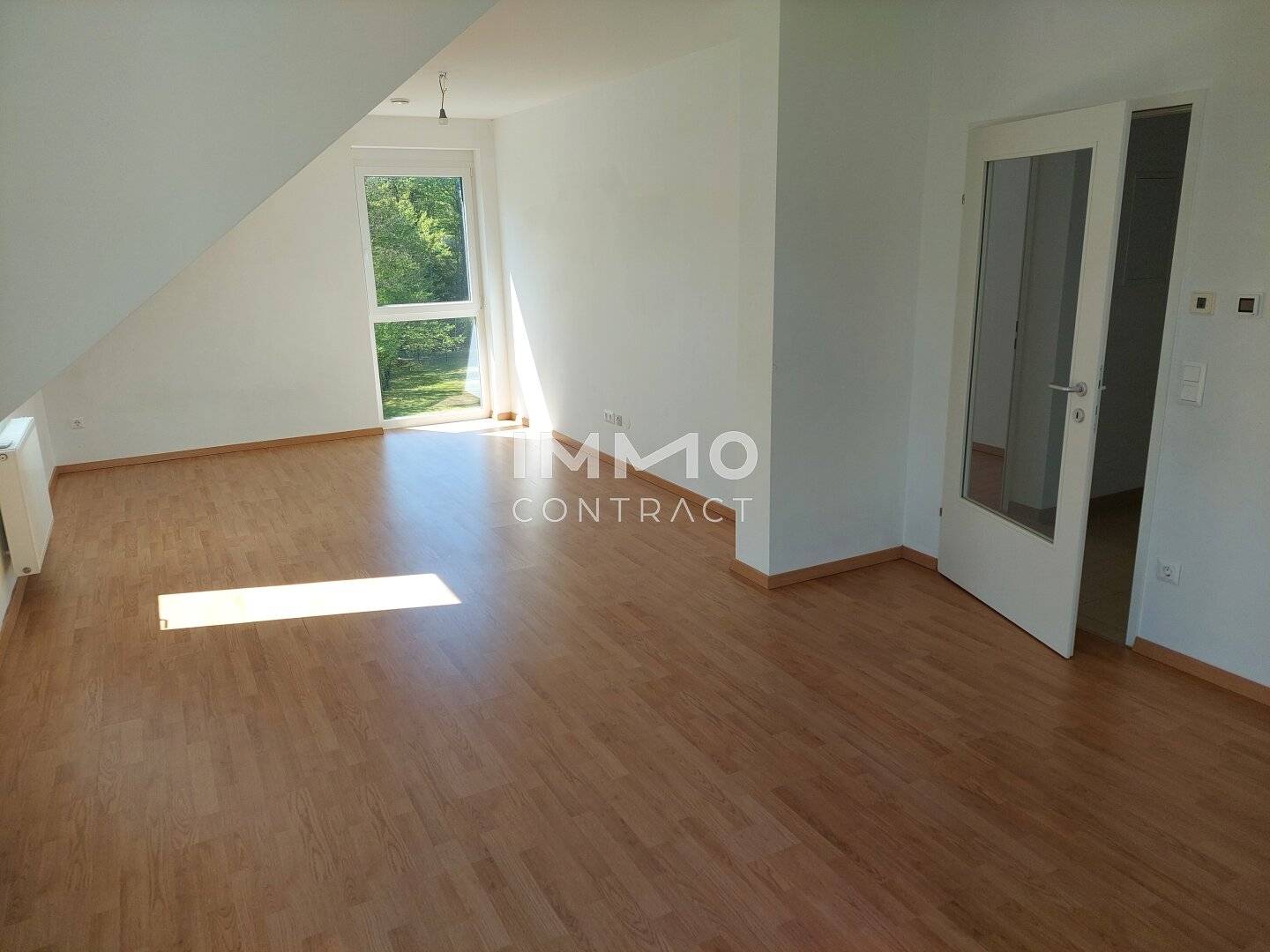 Top floor apartment with roof terrace and 2 parking spaces