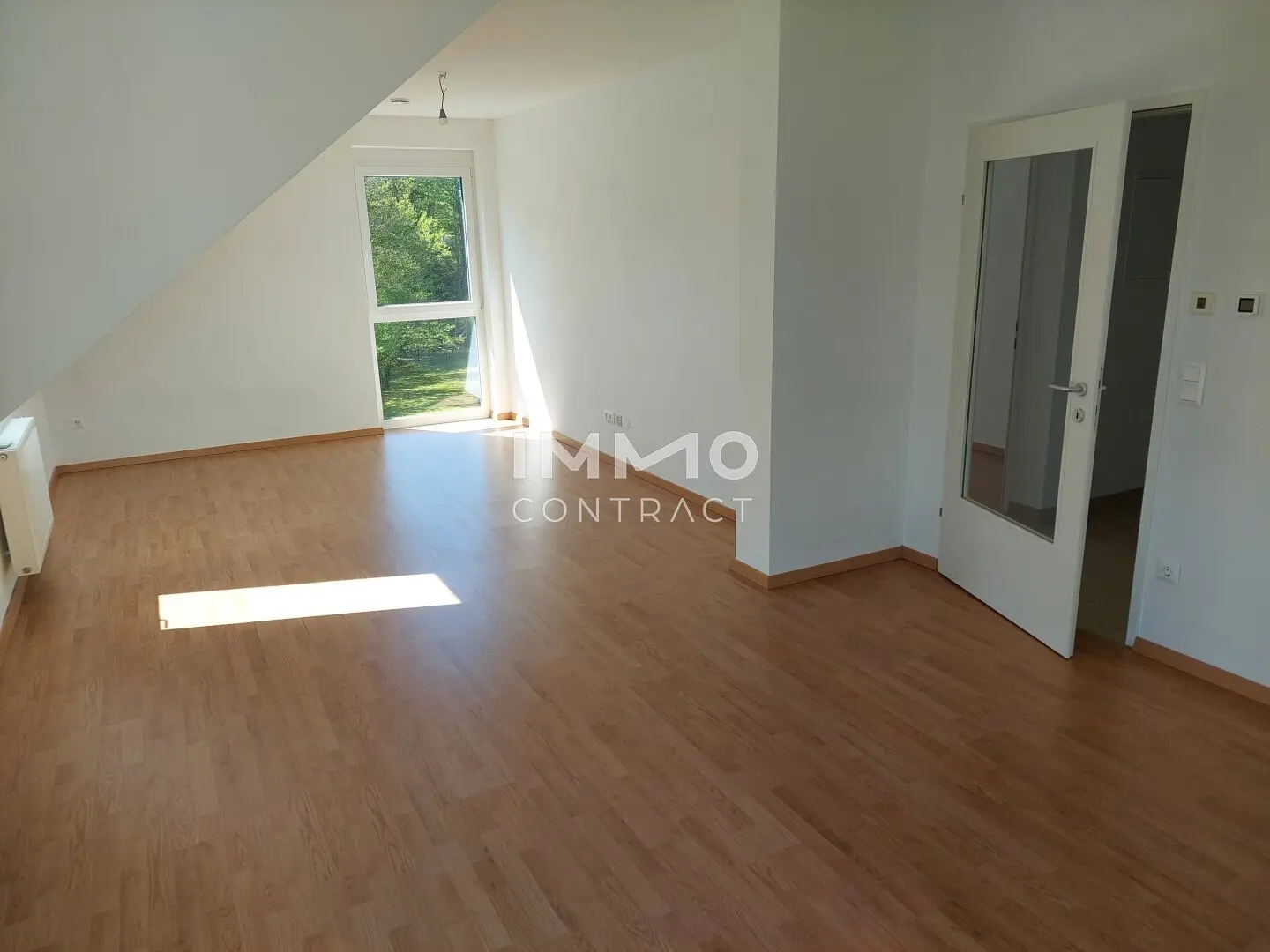 Top floor apartment with roof terrace and 2 parking spaces