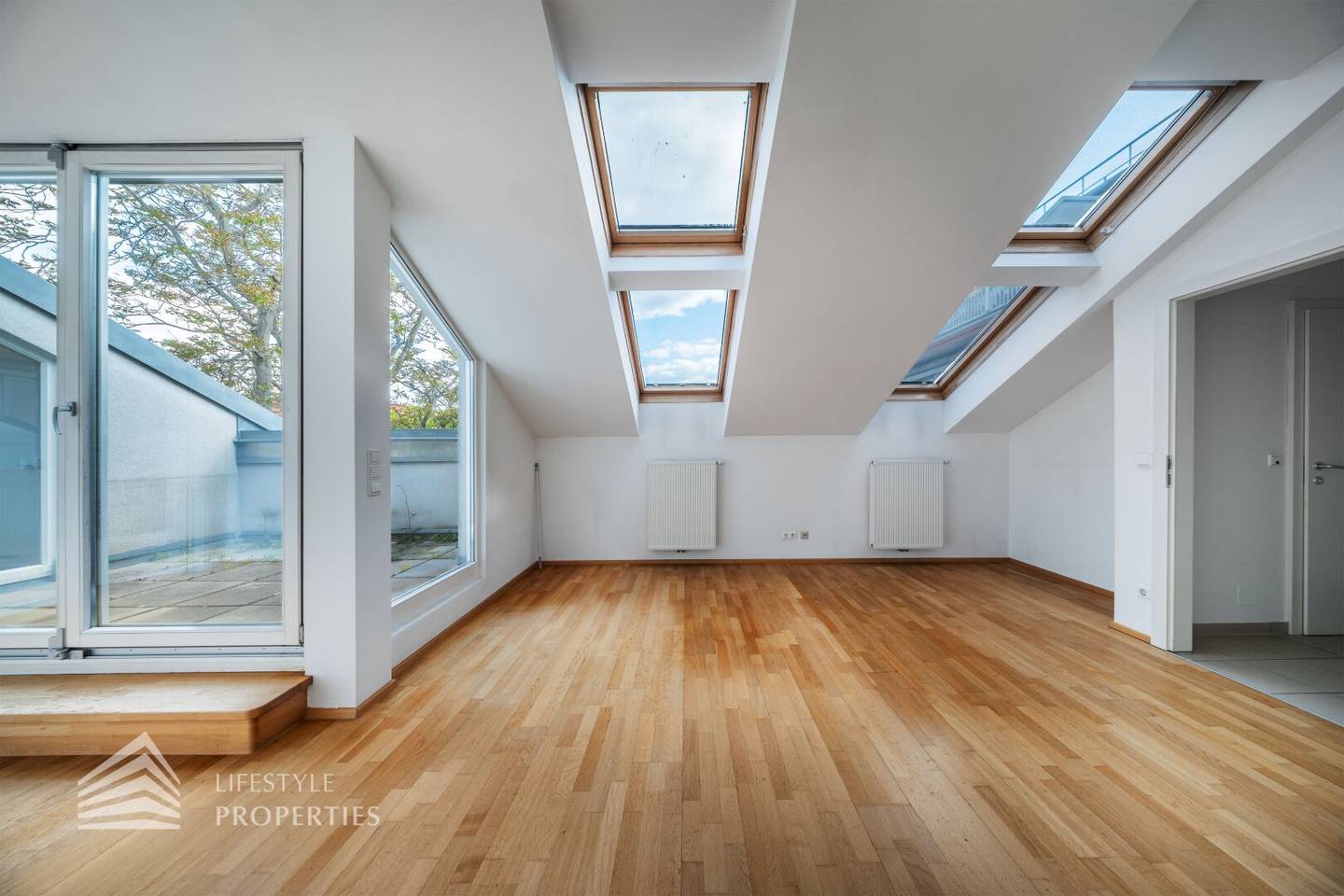 Helle Dachgeschosswohnung Altbau mit Terrasse