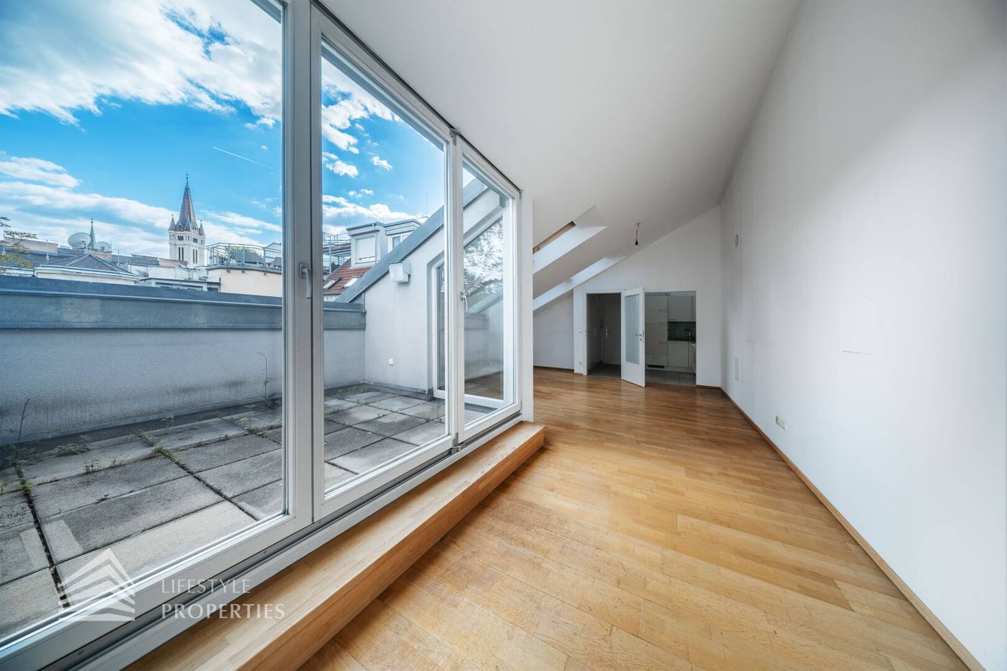 Helle Dachgeschosswohnung Altbau mit Terrasse
