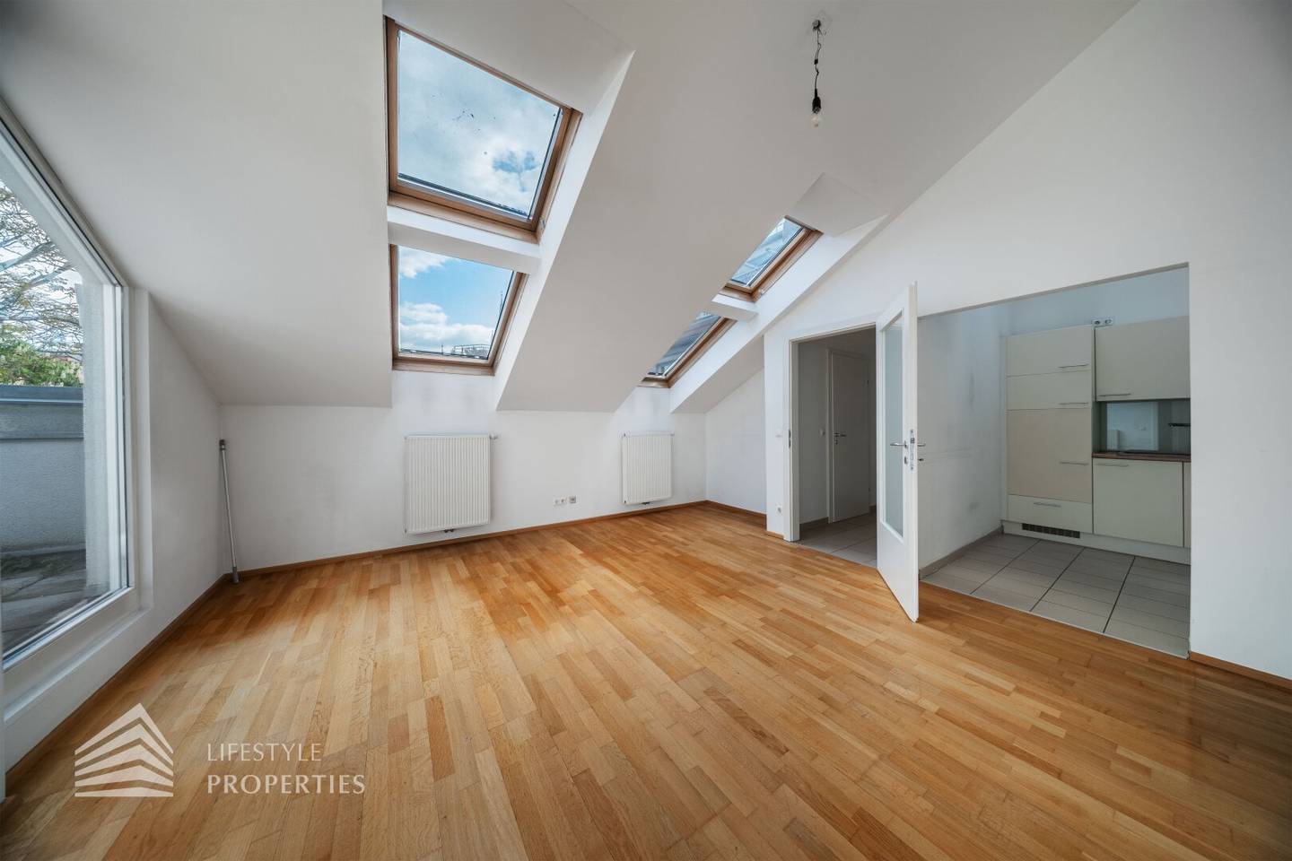 Helle Dachgeschosswohnung Altbau mit Terrasse