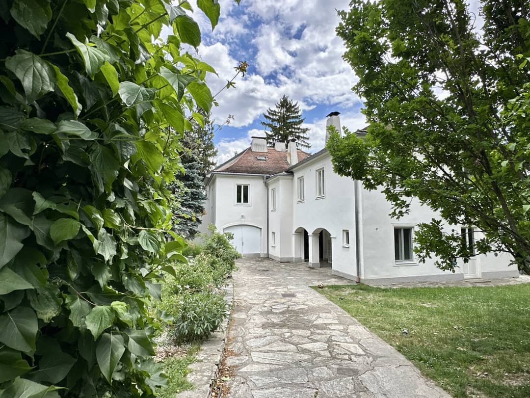 Renovated Gründerzeit Villa with Garden and Garage in Hietzing