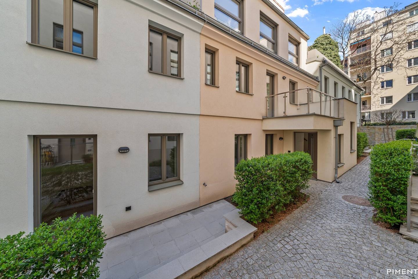 Apartment with terraces in a quiet courtyard