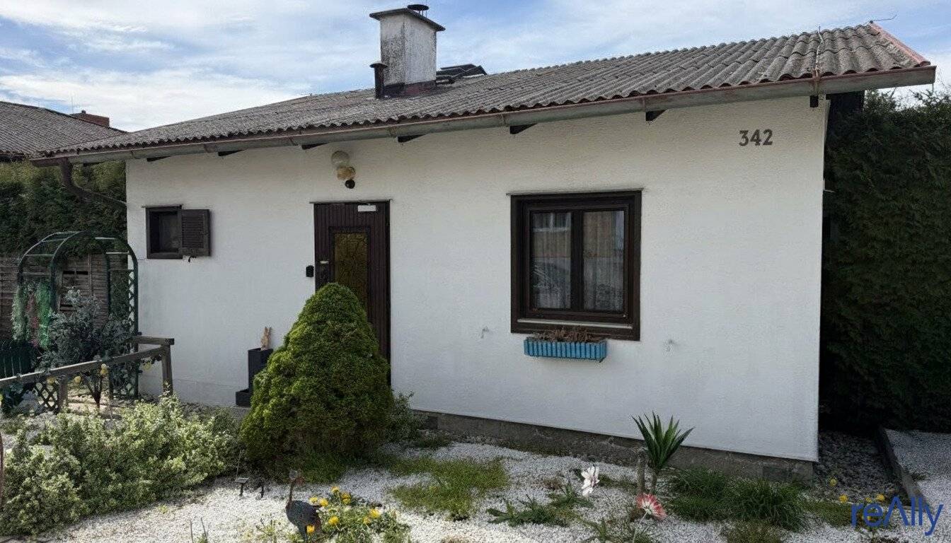Bright Bungalow with Large Terrace and Spacious Garden