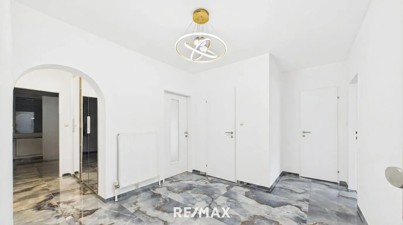 Wohnung mit neuer Miele Küche und Loggia