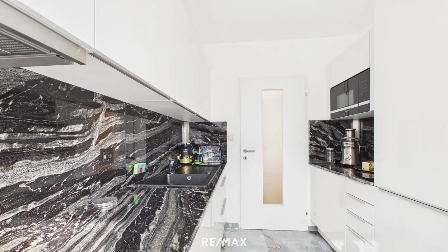Wohnung mit neuer Miele Küche und Loggia