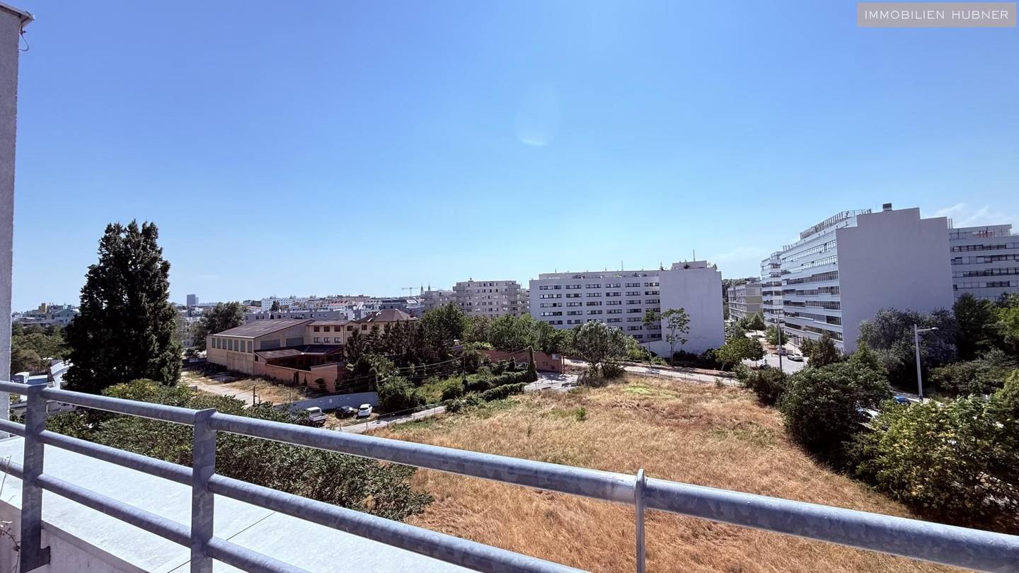 Top floor apartment near U3 Gasometer with two terraces