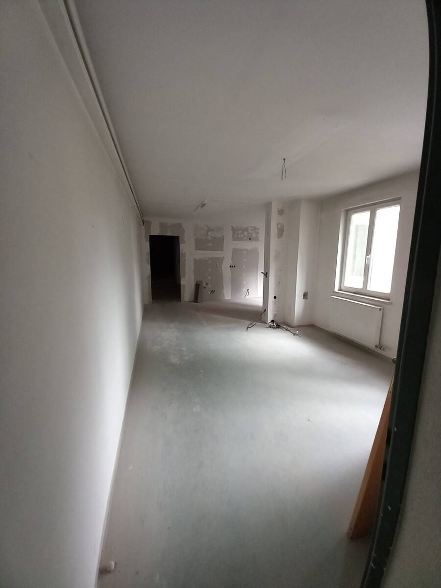 Old building apartment in the center with outdoor parking