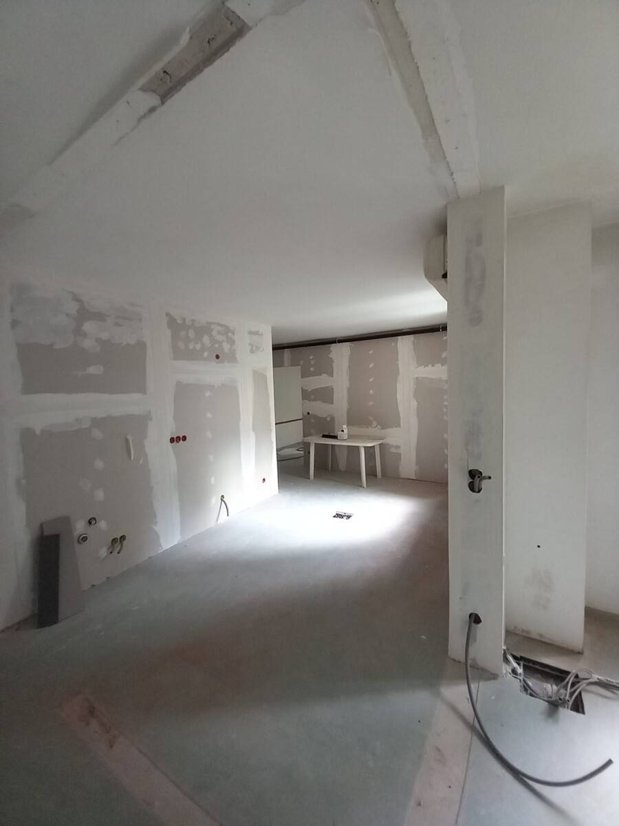Old building apartment in the center with outdoor parking